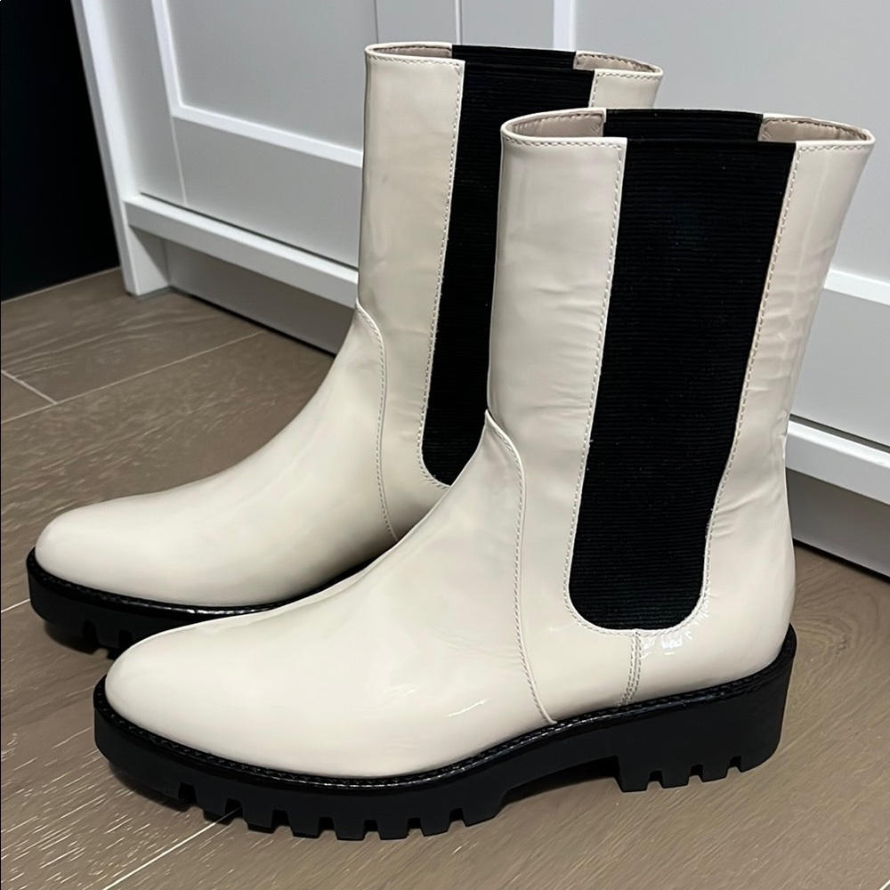 NEW Theory Cream Chelsea Boots with Black Elastic Panels and Thick Rubber Soles - Picture 3 of 8